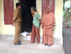 Dinas Sosial Agam Salurkan Bantuan untuk Lansia Garagahan, Disdukcapil Gerak Cepat Rekam Data