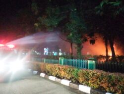 Gegara Bakar Sampah, Pohon di Taman Masjid Nurul Falah Padang Baru Lubuk Basung Terbakar