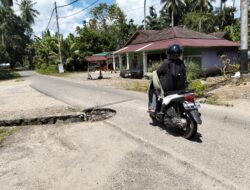 Jalan Rusak di Manggopoh Membahayakan Warga, Sudah Setahun Tak Tersentuh Perbaikan