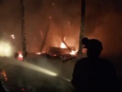 Dini Hari Mencekam di Sawah Rakan: Rumah Warisan Enek Leka Ludes Terbakar