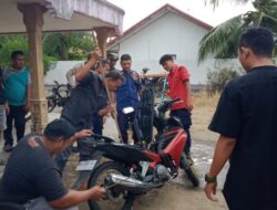 Ular Masuk Dalam Motor, Damkar Agam Lakukan Evakuasi Cepat di Lubuk Basung