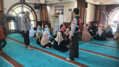 Kapolsek Tanjung Raya Beri Penyuluhan Kamtibmas ke Santriwati MTI Bayur