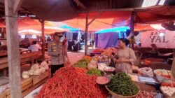 Kapolsek Ampek Nagari Blusukan ke Pasar Bawan, Sapa Pedagang dan Pembeli