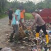 Kapolsek Tanjung Mutiara Gotong Royong Bersama Warga Bersihkan Tempat Pembuangan Sampah di Pasar Tiku