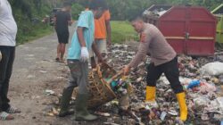 Kapolsek Tanjung Mutiara Gotong Royong Bersama Warga Bersihkan Tempat Pembuangan Sampah di Pasar Tiku