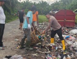 Kapolsek Tanjung Mutiara Gotong Royong Bersama Warga Bersihkan Tempat Pembuangan Sampah di Pasar Tiku
