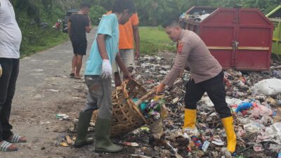 Kapolsek Tanjung Mutiara Gotong Royong Bersama Warga Bersihkan Tempat Pembuangan Sampah di Pasar Tiku
