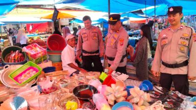 Kasat Binmas Polres Agam Turun ke Pasar Tiku, Beri Edukasi Kamtibmas kepada Warga