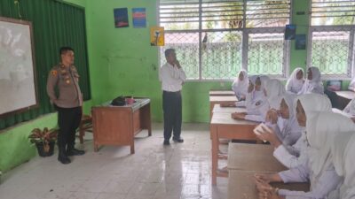 Polisi Masuk Sekolah, Kapolsek Tanjung Mutiara Sosialisasikan Bahaya Kenakalan Pelajar di MTSN 5 Agam