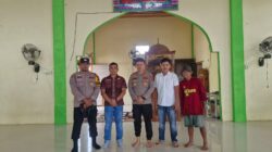 Jumat Berkah, Polsek Lubuk Basung Bersihkan Lingkungan Masjid Taqwa