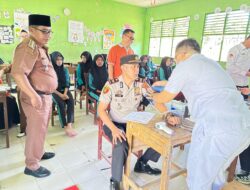 Kapolsek Ampek Nagari Dukung “Aksi Bergizi” di MTsN 13 Agam, Ikut Jalani Tes Kesehatan