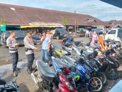 Kasat Binmas Polres Agam Pantau Pasar Balai Selasa, Petugas Parkir Diingatkan Antisipasi Curanmor