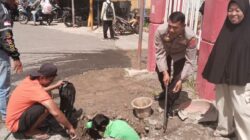 Kapolsek Tanjung Raya Turun Tangan Bantu Warga Perbaiki Saluran Air Pamdes di Maninjau