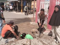 Kapolsek Tanjung Raya Turun Tangan Bantu Warga Perbaiki Saluran Air Pamdes di Maninjau