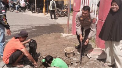 Kapolsek Tanjung Raya Turun Tangan Bantu Warga Perbaiki Saluran Air Pamdes di Maninjau