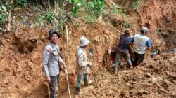 Bhabinkamtibmas dan Warga Kompak Bersihkan Irigasi, Air Sawah Kembali Lancar