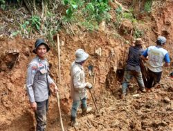 Bhabinkamtibmas dan Warga Kompak Bersihkan Irigasi, Air Sawah Kembali Lancar