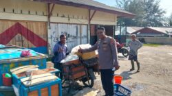 Kasat Binmas Polres Agam Sambangi Pedagang Ikan di Pasar Tiku, Sampaikan Pesan Kamtibmas Secara Humanis