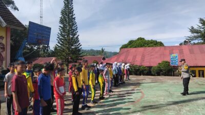 Polsek Lubuk Basung Ajarkan PBB kepada Siswa SMPN 5 Lubuk Basung, Bekali Karakter Sejak Dini