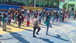 Polisi Gembleng Siswa Baru SMAN 1 Tanjung Raya Lewat Latihan PBB Saat MPLS