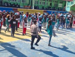 Polisi Gembleng Siswa Baru SMAN 1 Tanjung Raya Lewat Latihan PBB Saat MPLS