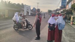 Polsek Tanjung Mutiara Atur Lalu Lintas di Depan SMPN 1 Tiku, Pastikan Aktivitas Pagi Berjalan Lancar