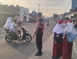 Polsek Tanjung Mutiara Atur Lalu Lintas di Depan SMPN 1 Tiku, Pastikan Aktivitas Pagi Berjalan Lancar