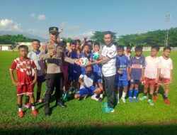 Wakapolsek Lubuk Basung Serahkan Bantuan Bola kepada SSB Academy Tunas Harapan Agam, Wujud Kepedulian Polri terhadap Generasi Muda