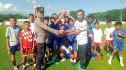 Wakapolsek Lubuk Basung Serahkan Bantuan Bola untuk SSB Tunas Harapan Agam