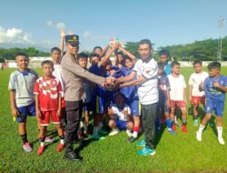 Wakapolsek Lubuk Basung Serahkan Bantuan Bola untuk SSB Tunas Harapan Agam