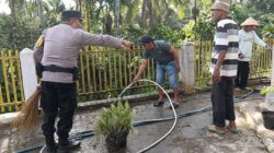Polisi dan Warga Kompak Bersihkan Masjid Jamik di Palembayan
