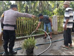 Polisi dan Warga Kompak Bersihkan Masjid Jamik di Palembayan