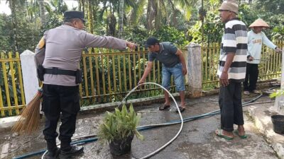 Polisi dan Warga Kompak Bersihkan Masjid Jamik di Palembayan