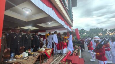 Wakapolres Agam Hadiri Penurunan Bendera HUT RI ke-81 di Lubuk Basung