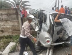 NYARIS MAUT! Avanza Disambar KA Sri Lilawangsa, 2 Orang Luka di Perlintasan Jl Hiu