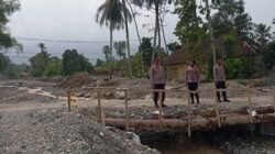 Usai Hujan Deras, Polsek Tanjung Raya Cek Sungai Tumayo dan Jembatan Darurat