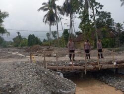 Usai Hujan Deras, Polsek Tanjung Raya Cek Sungai Tumayo dan Jembatan Darurat